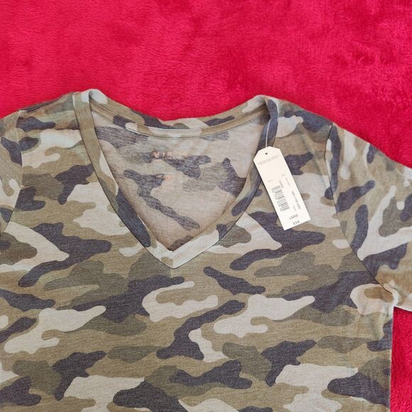 NWT Arizona Jeans Camo V Neck top Juniors Size Large - Picture 2 of 4